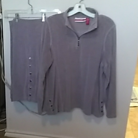 GLORIA VANDERBILT VELOUR PANTSUIT - Picture 1 of 4